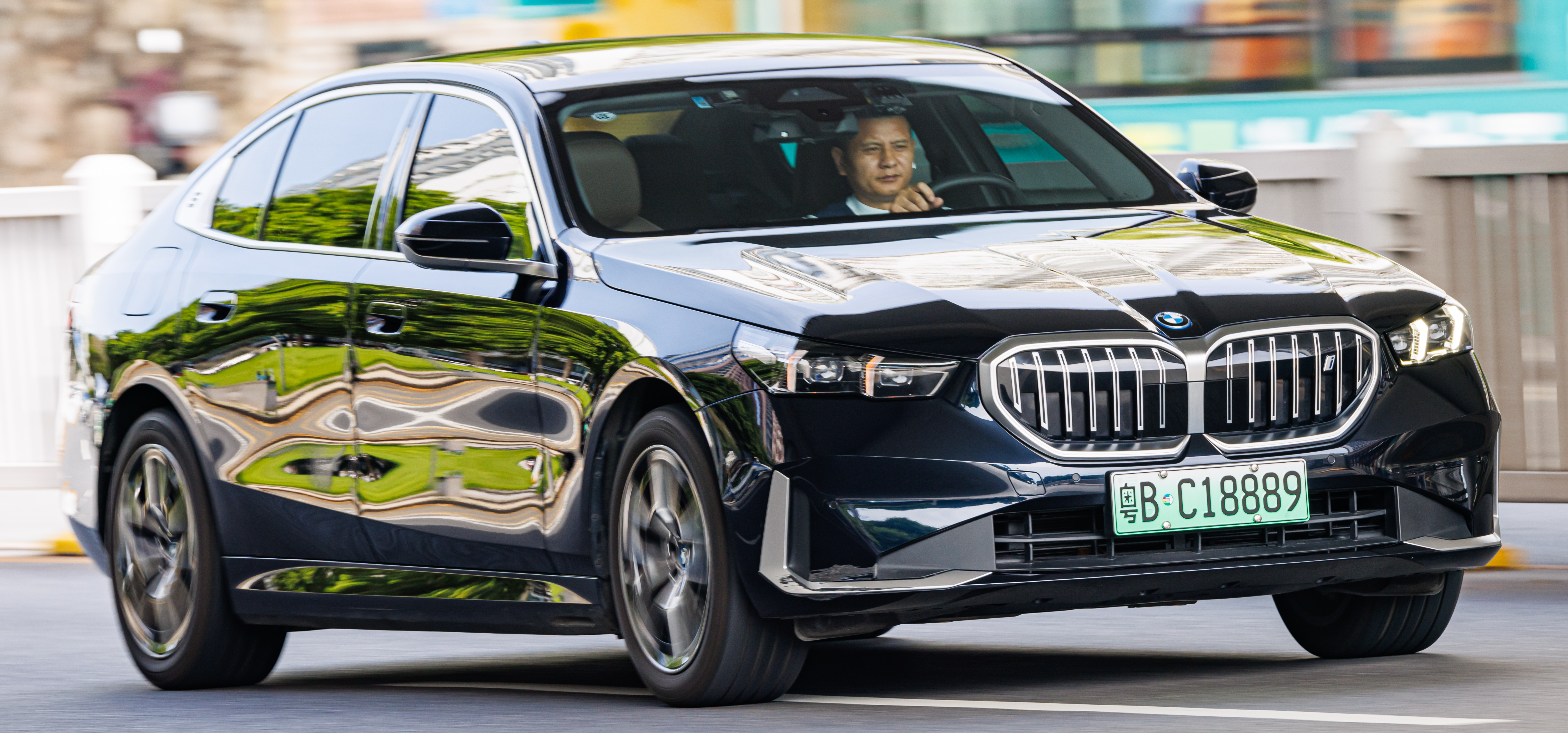 BMW i5 LWB - image 1