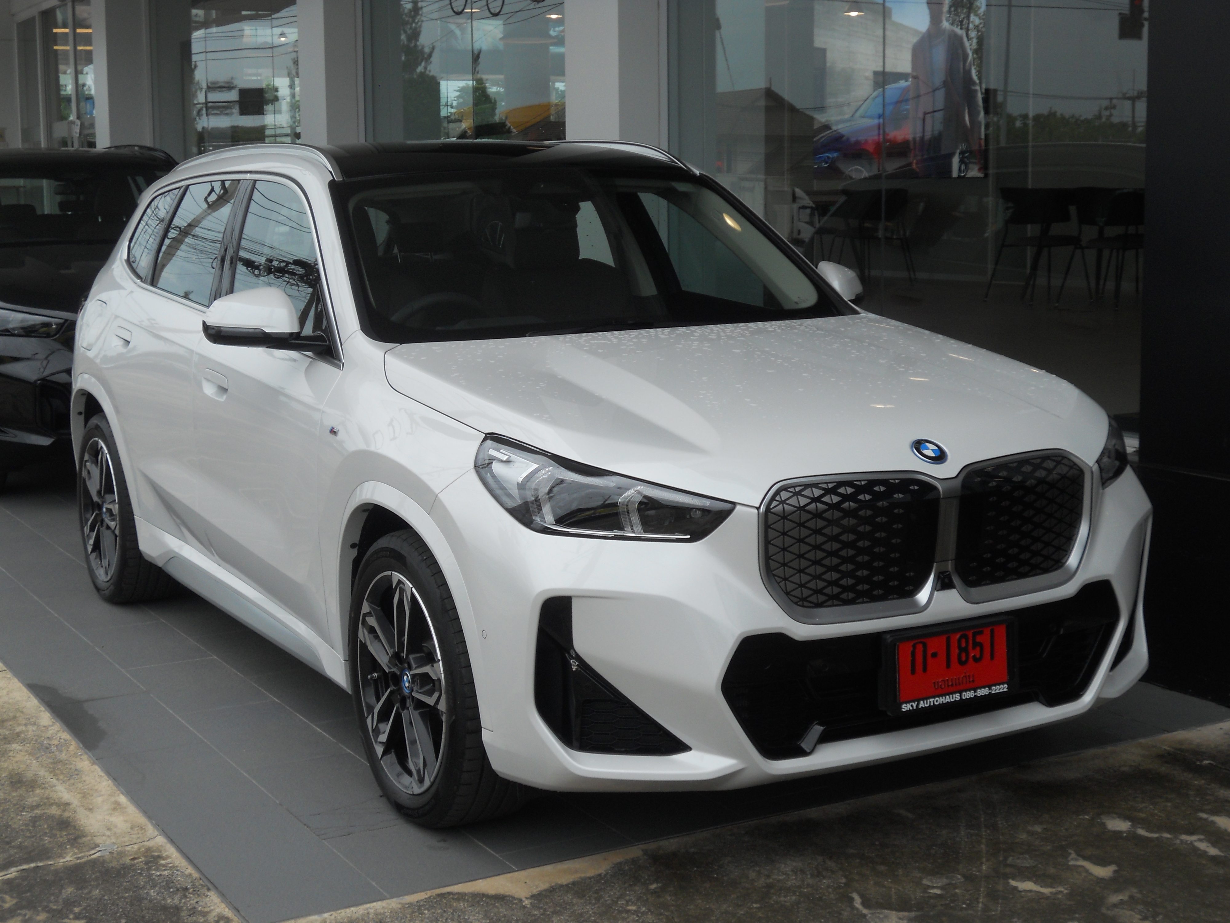 BMW iX1 LWB - image 1